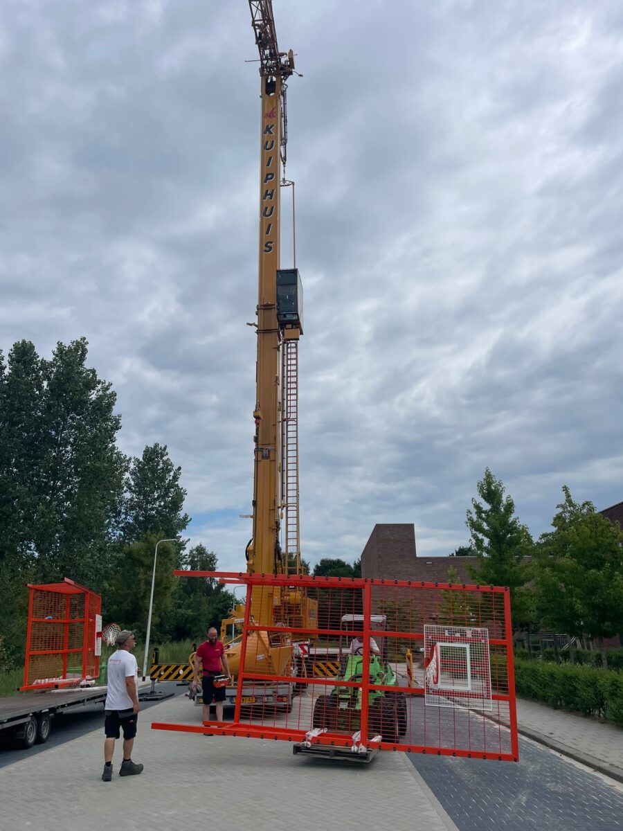 Sportkooi met voetbal- en basketbalcombinatie geplaatst bij Herderscheeschool Almelo 4 Plaatsing Maatwerk pannakooi van 9 x 17 meter met basketbalunits geplaatst bij de Herderscheeschool in Almelo.